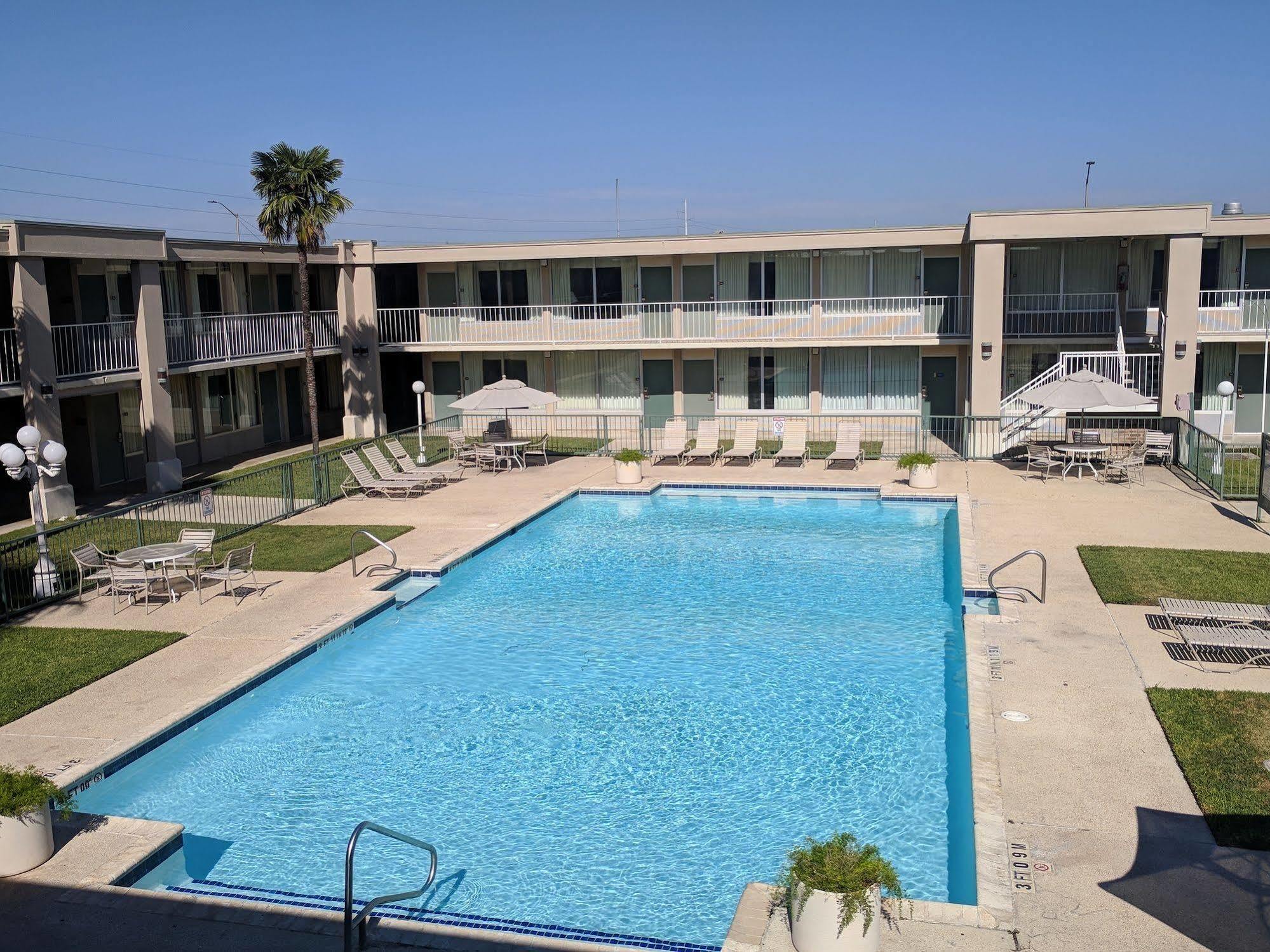 Days Inn By Wyndham Seguin Tx Eksteriør bilde