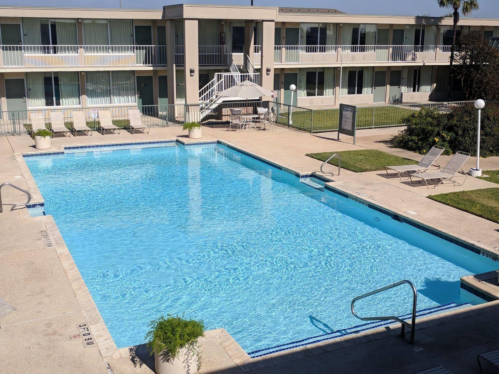 Days Inn By Wyndham Seguin Tx Eksteriør bilde